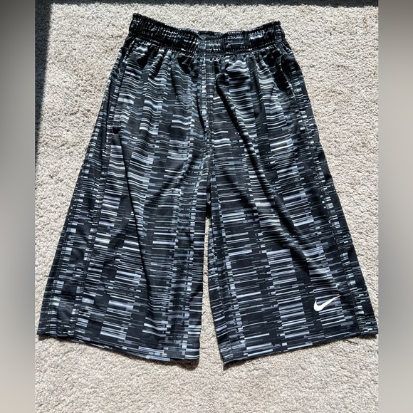 Men’s Nike Dri-Fit Black Gray Shorts - Picture 1 of 3